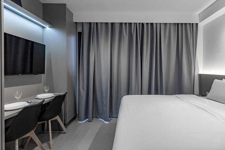 Apto com cama queen, varanda e AC próximo ao metrô