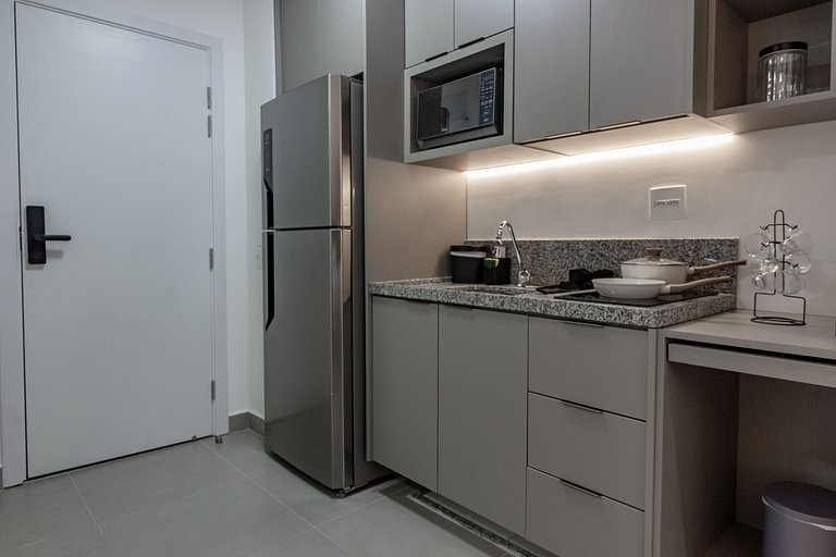 Apto com cama queen, varanda e AC próximo ao metrô
