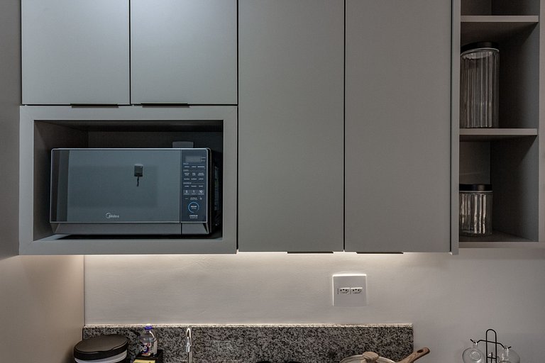 Apto com cama queen, varanda e AC próximo ao metrô