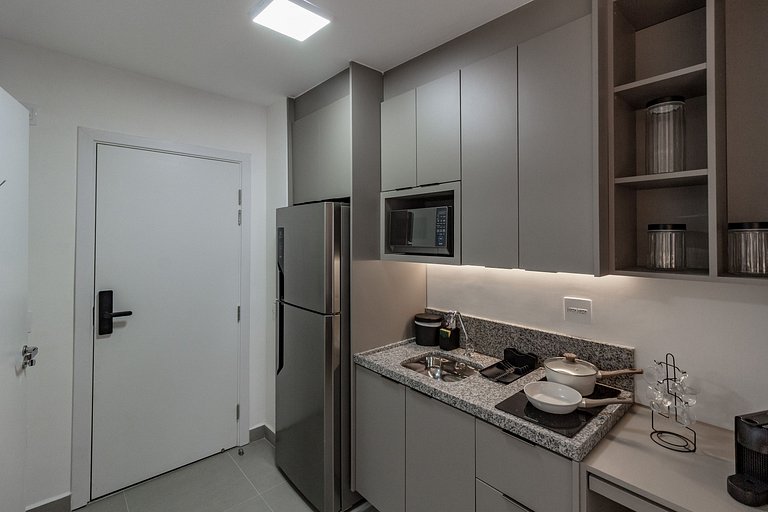 Apto com cama queen, varanda e AC próximo ao metrô