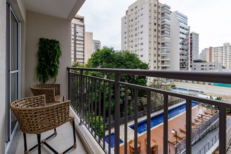 Apto charmoso de 1 dorm c/ varanda na Vila Olimpia