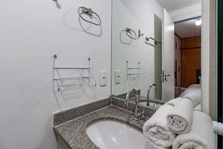 Apto completo com Sacada e Vista Livre do Quarto