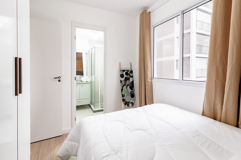 Apto completo com Sacada e Vista Livre do Quarto