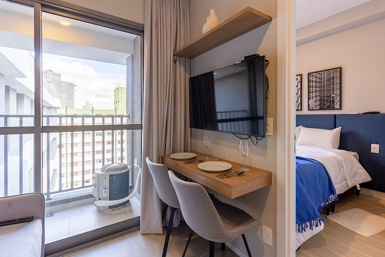 Apto. Completo com Varanda e Cama Queen