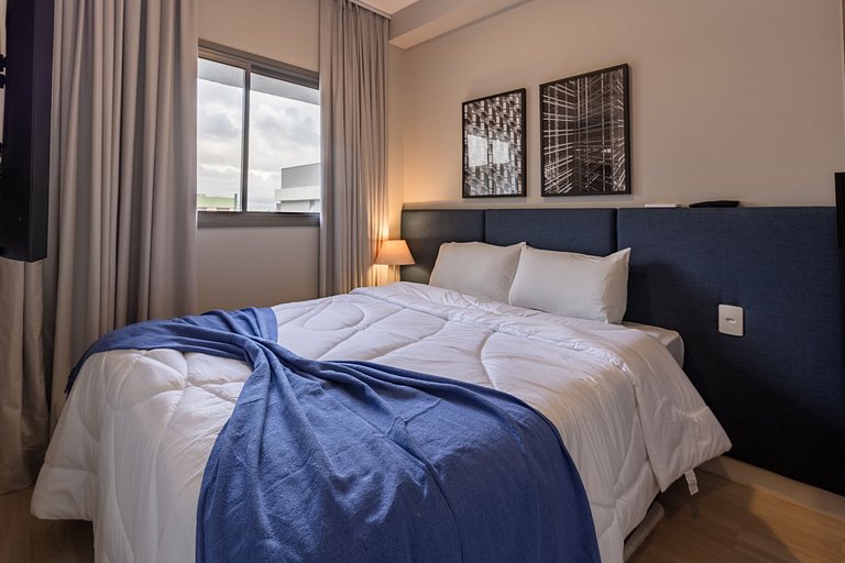 Apto. Completo com Varanda e Cama Queen