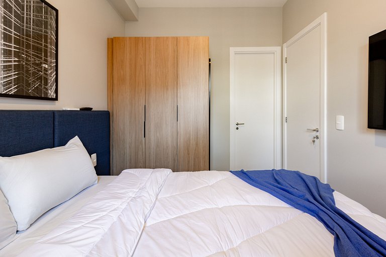 Apto. Completo com Varanda e Cama Queen