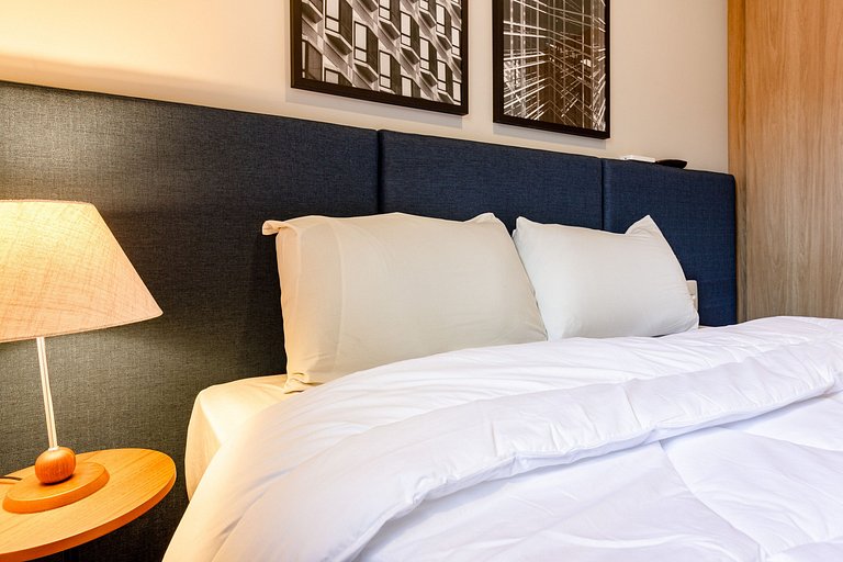 Apto. Completo com Varanda e Cama Queen