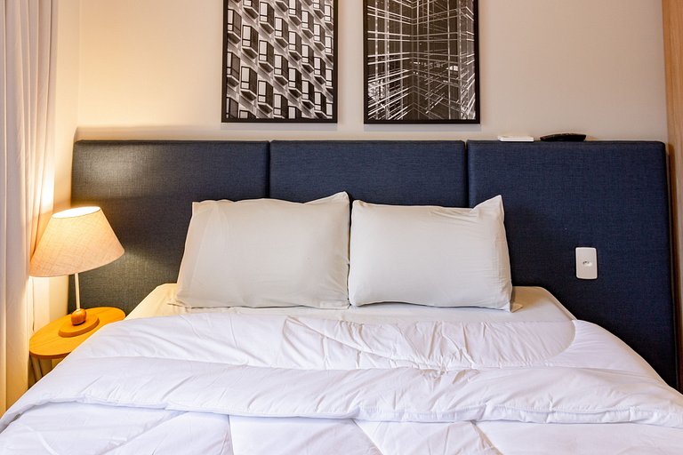 Apto. Completo com Varanda e Cama Queen