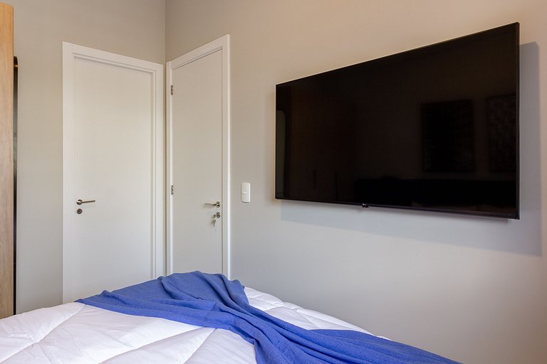 Apto. Completo com Varanda e Cama Queen