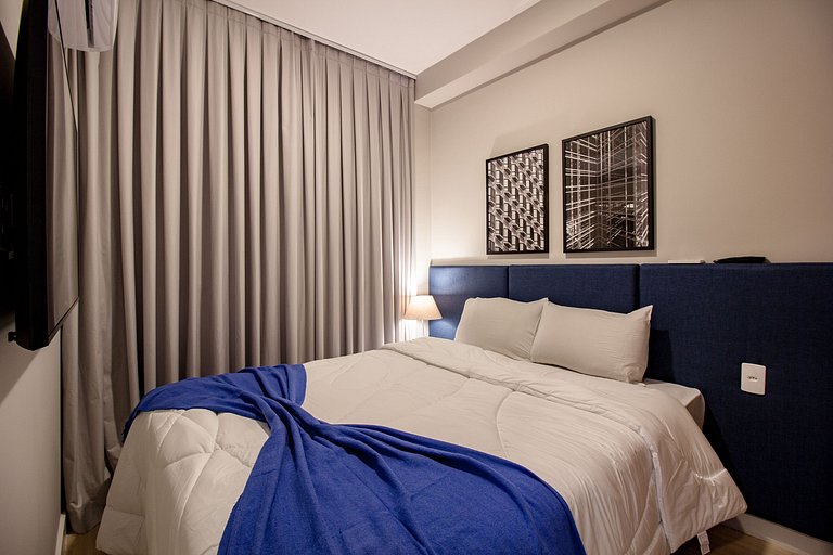 Apto. Completo com Varanda e Cama Queen