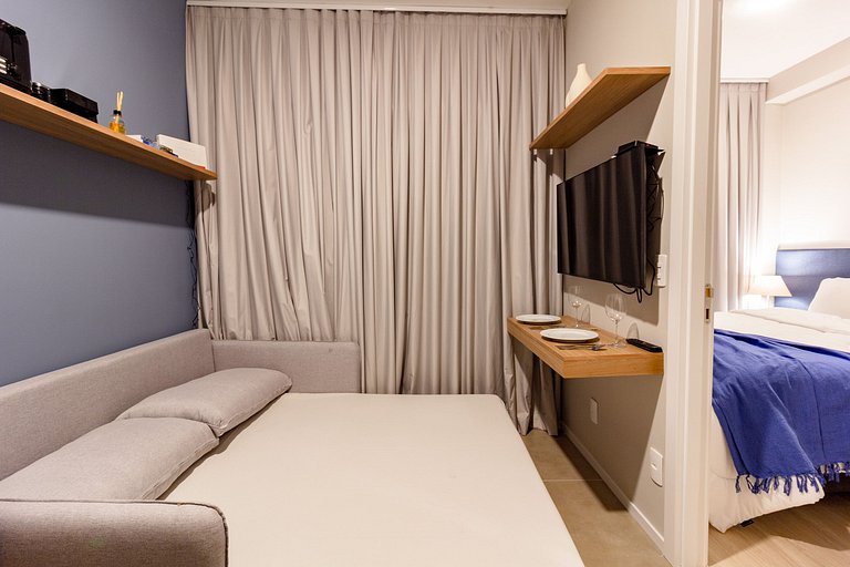 Apto. Completo com Varanda e Cama Queen