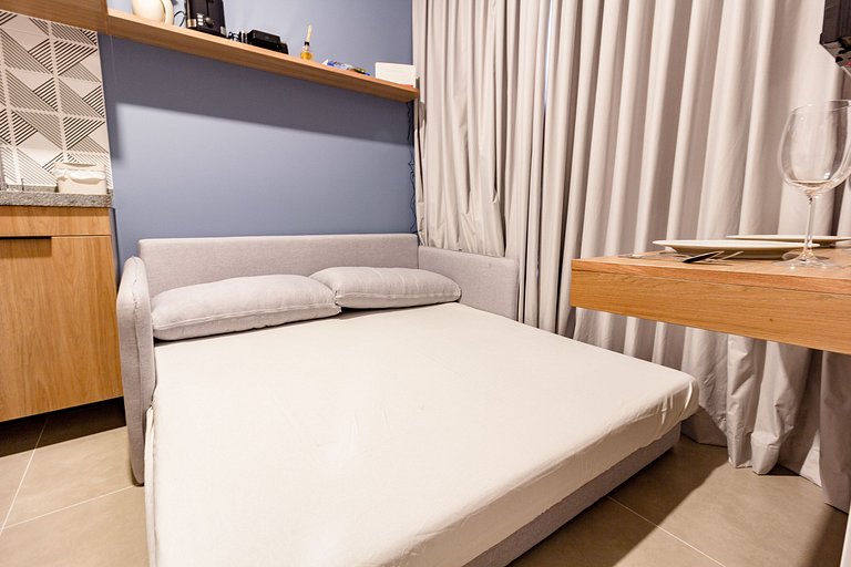 Apto. Completo com Varanda e Cama Queen