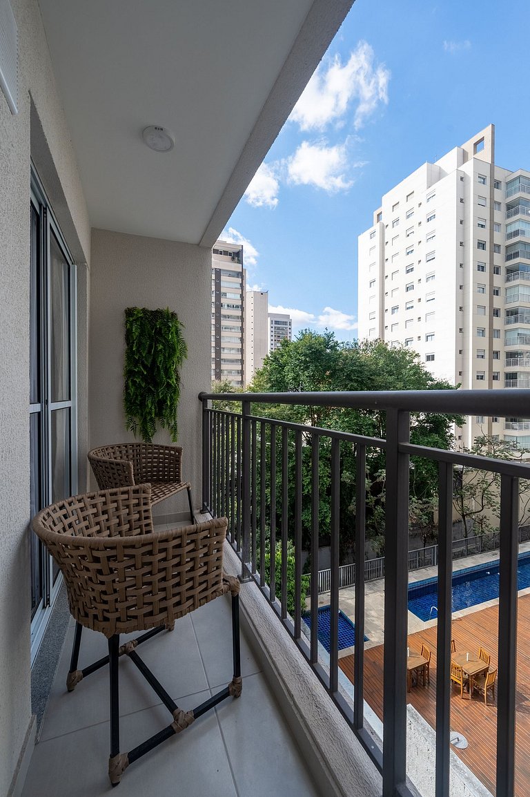 Apto charmoso de 1 dorm c/ varanda na Vila Olimpia