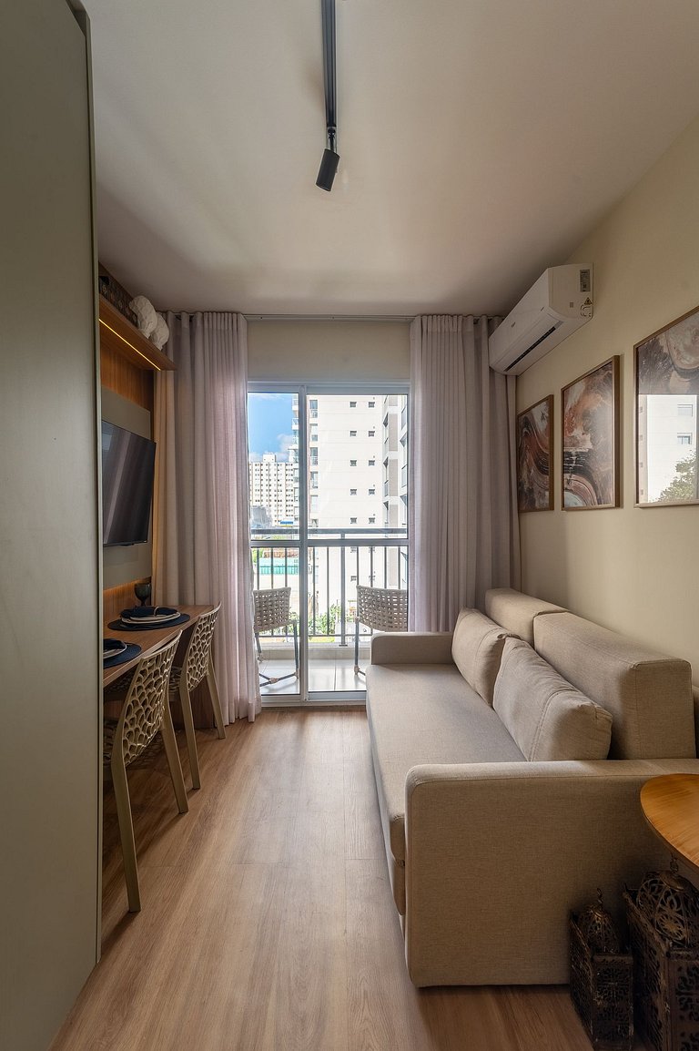 Apto charmoso de 1 dorm c/ varanda na Vila Olimpia