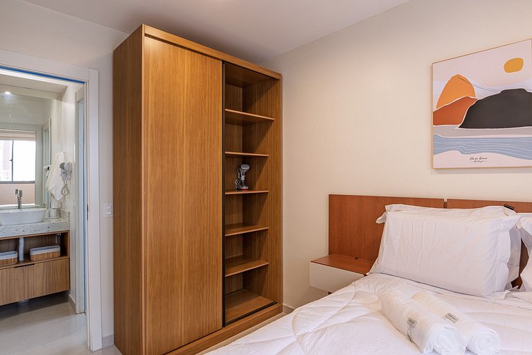 Apto. moderno com cama Queen e sofá-cama