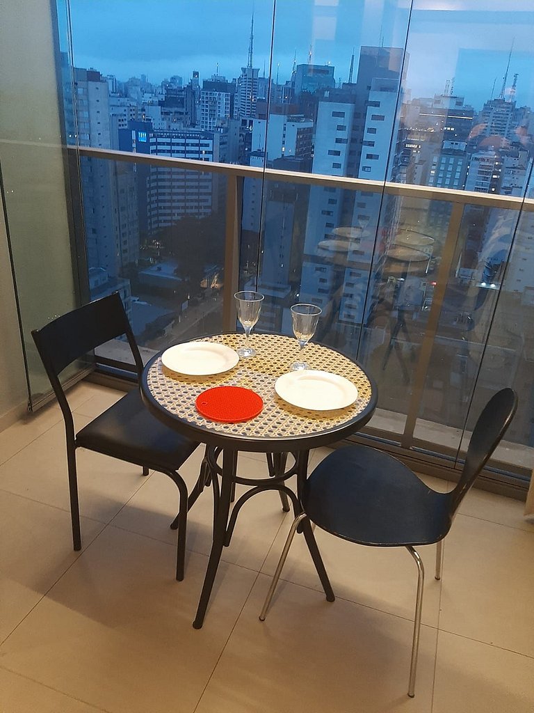Apto moderno c/ varanda ao lado da Paulista